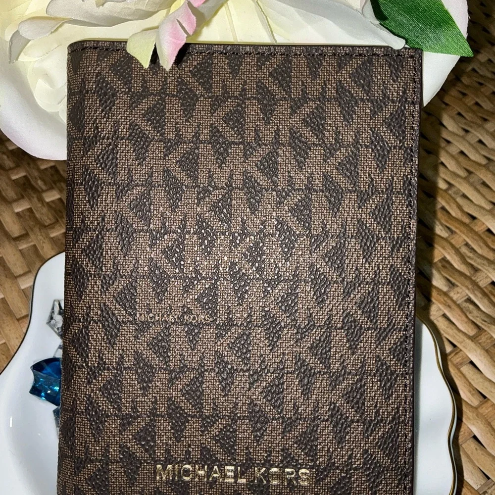 Michael Kors Signature Folding Card Case - Picture 4 of 14